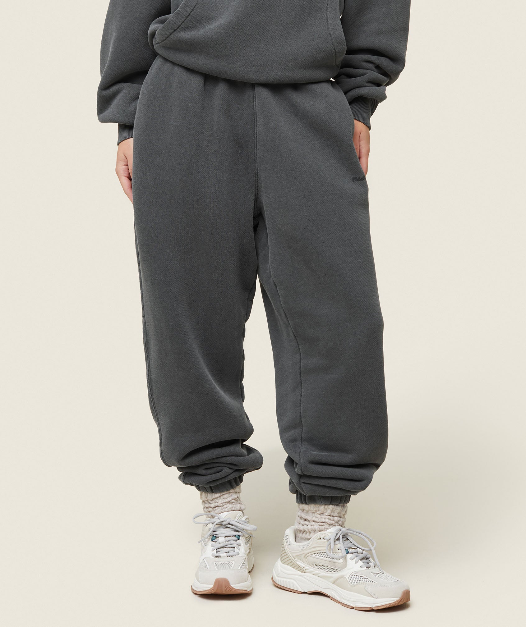 everywear Relaxed Joggers - Black