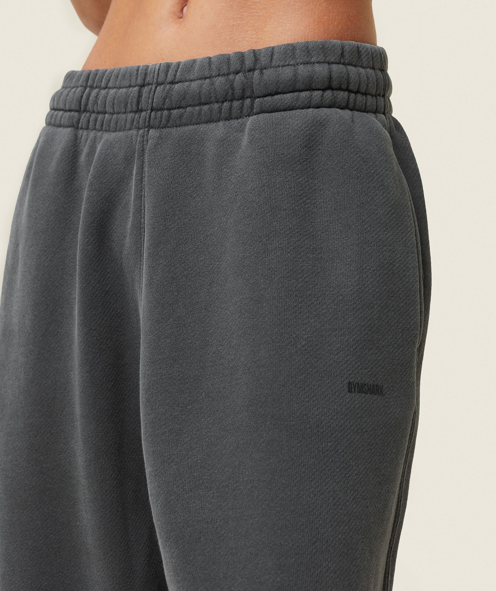 everywear Relaxed Joggers - Black